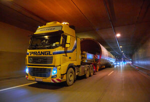 [Translate to HR:] Schwertransport eines Turmsegments