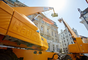 [Translate to HR:] Teleskop-Arbeitsbühnen vor dem Park Hyatt Wien