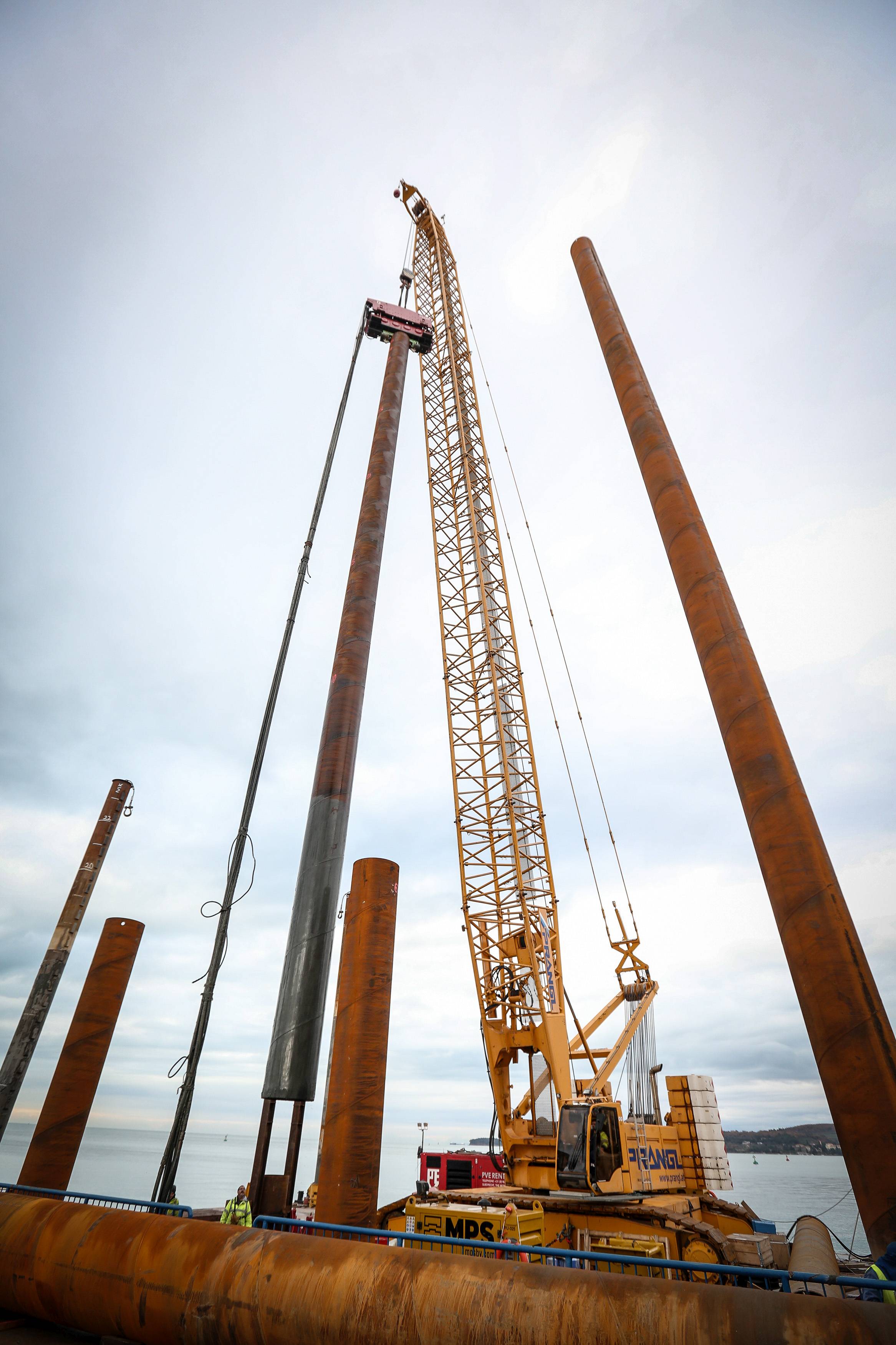 Raupenkran, Stahlrohre, Barge