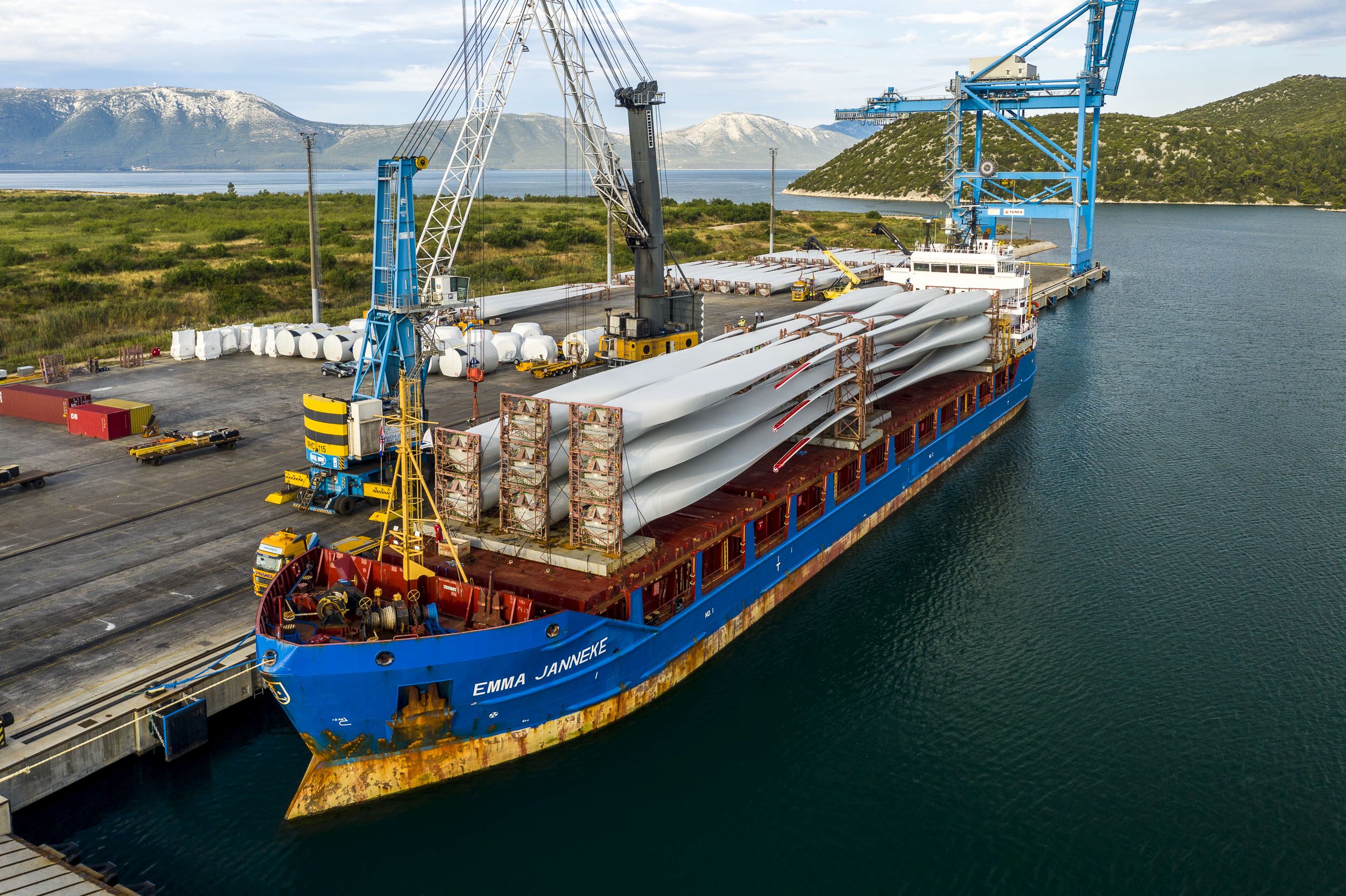 [Translate to HR:] Rotorblätter auf Schiff