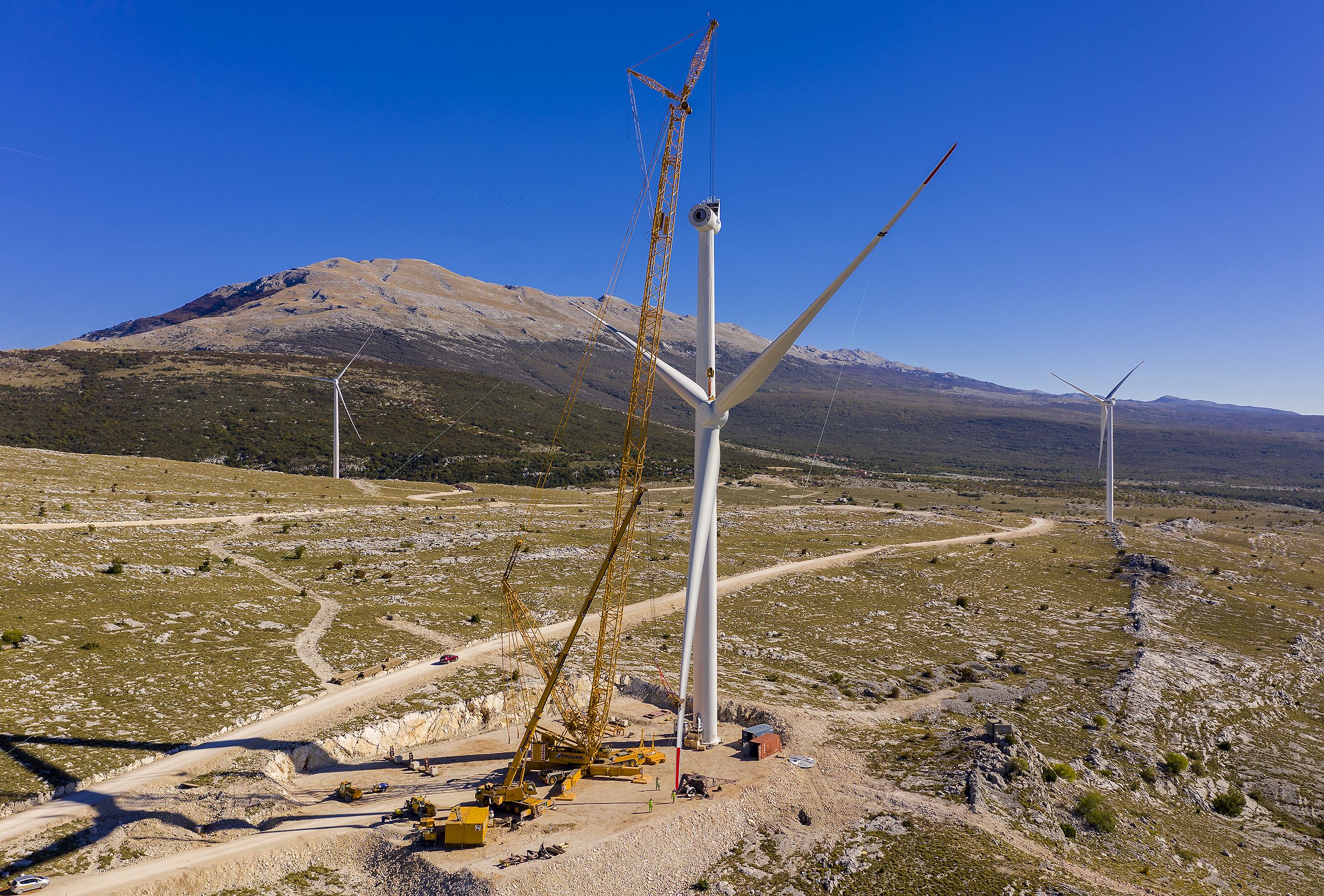 Gittermastkran bei der Errichtung einer Windkraftanlage