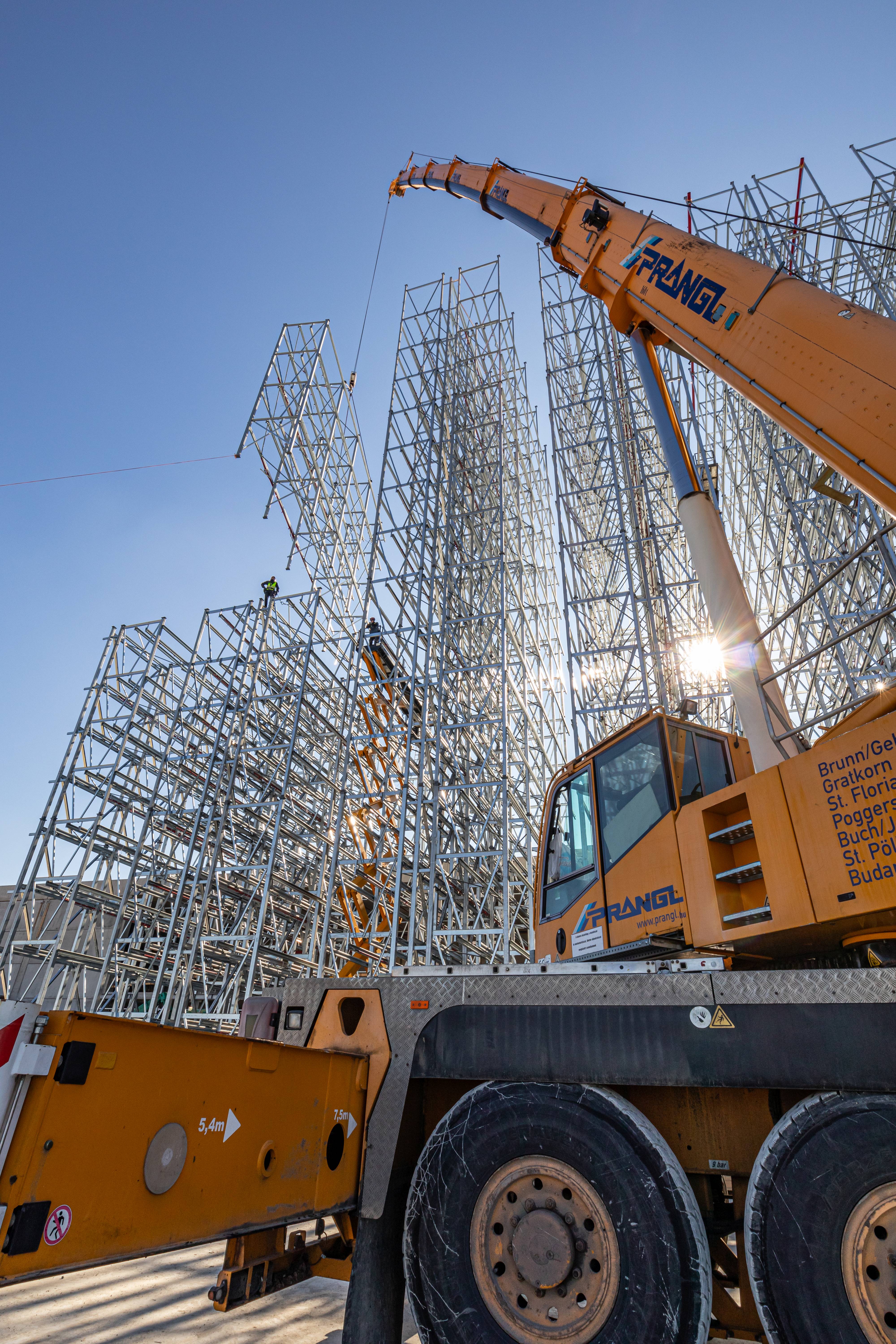 Teleskopkran hebt Metallelemente für Distributionslager