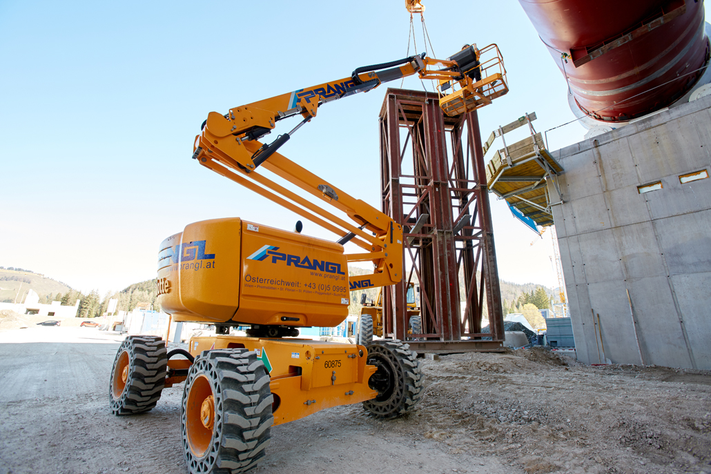 Raupenkran hebt Rohrschuss für Drehrohrofen